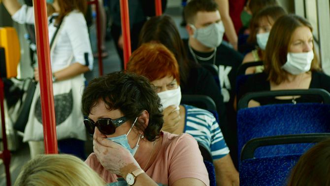 Cestování v rozžhaveném autobuse s respirátorem je drsné. Co by uvítali lidé?
